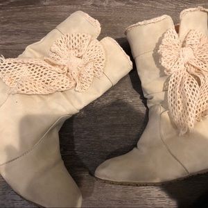 Cream ankle boots in size 7.5